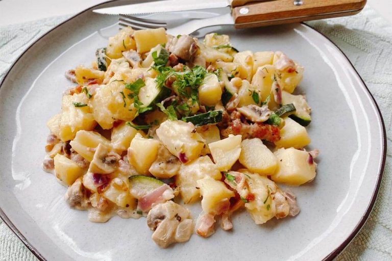 Ovenschotel met aardappel, spekjes en groenten
