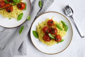 Linguine met amandelpesto en tomaatjes